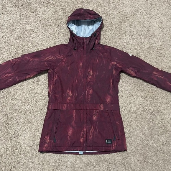Nike SB Jacket Women Small Red Burgundy Camo Snowboard 10K Waterproof Hooded Ski